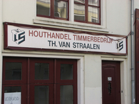 833679 Afbeelding van het uithangbord van 'Houthandel Timmerbedrijf Th. van Straalen' (Hamburgerstraat 25) te ...